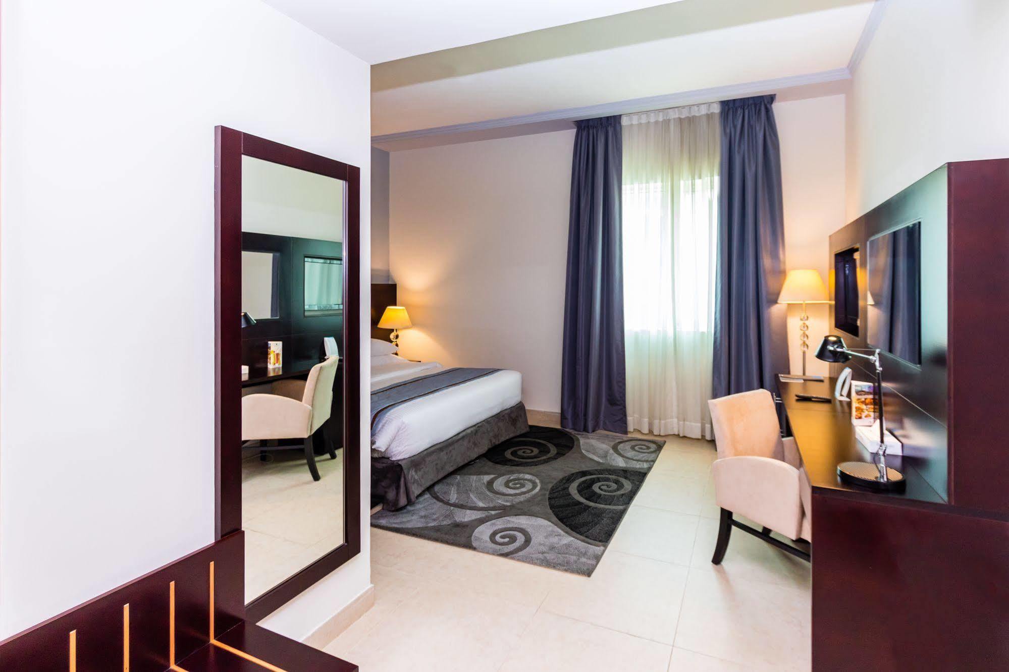 Tower Hotel Apartments Абу Даби Екстериор снимка