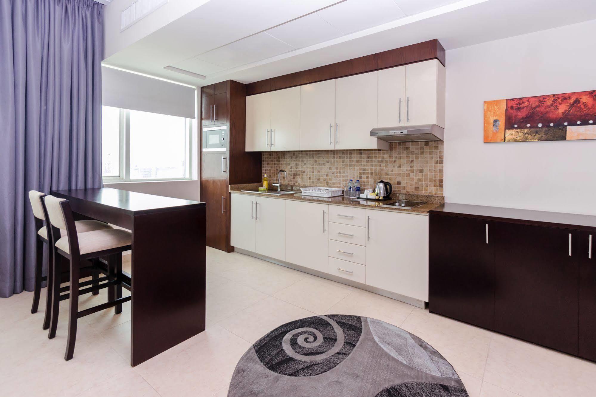 Tower Hotel Apartments Абу Даби Екстериор снимка