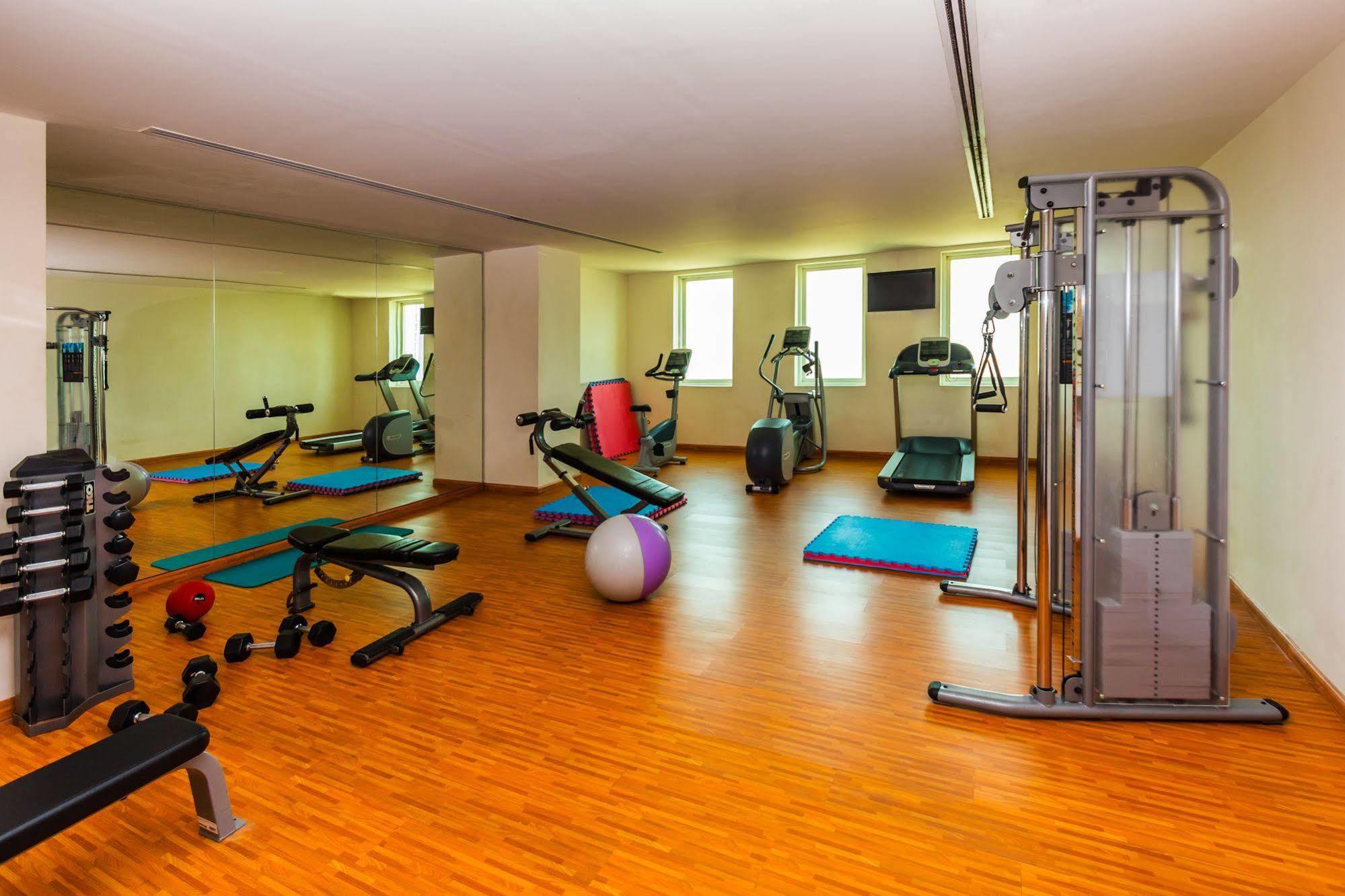 Tower Hotel Apartments Абу Даби Екстериор снимка